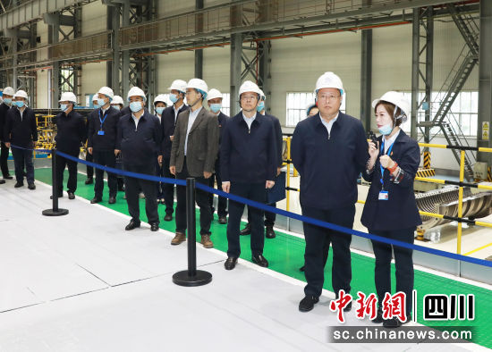 參觀現(xiàn)場。